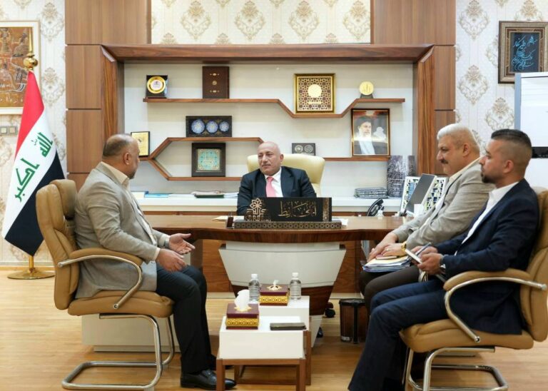 محافظ كربلاء يبحث سير المشاريع الخدمية مع مسؤولين محليين ويؤكد أولوية خدمة المواطن